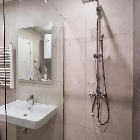 Grove + Free Parking Apartment *