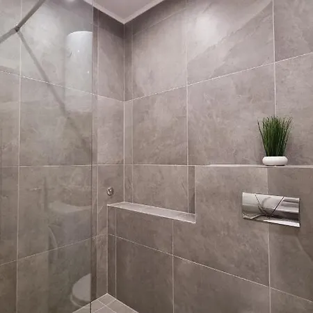 Grove + Free Parking Apartment Novi Sad