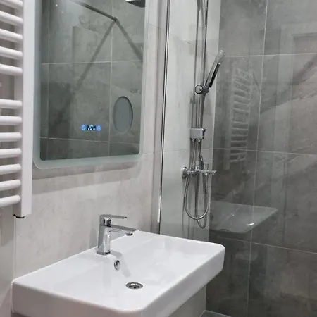 Grove + Free Parking Apartment *