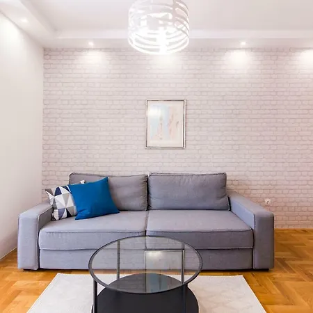 Grove + Free Parking Apartment Novi Sad