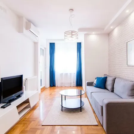 Grove + Free Parking Apartment Novi Sad
