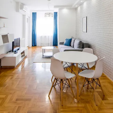Grove + Free Parking Apartment Novi Sad
